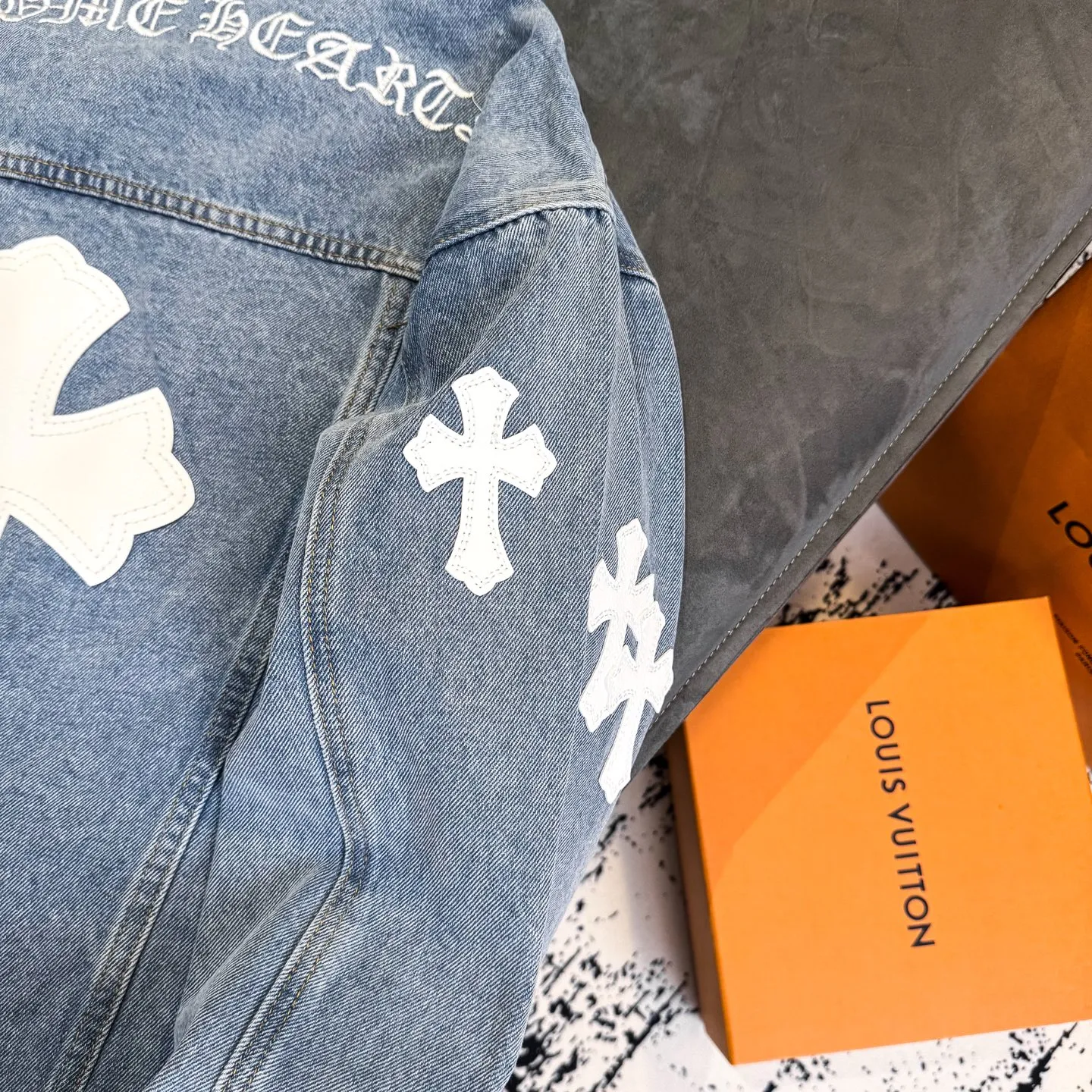 P270 Chrome/Hearts Chrome/Hearts Sanskrit embroidered cross-paved leather denim jacket. The whole piece of clothing is really heavy-duty. It is made of denim denim imported from Japan. It is washed after the finished product. The loss rate is very high. The overall distressed craftsmanship has a stylish upper body. The classic Sanskrit embroidery design on the back. The Behringer embroidery machine is precise and three-dimensional because of the old craftsmanship. From the hardware to the three labels, all molds are re-opened and made to order. 100% restored craftsmanship. Including the silver thread anti-counterfeiting, all are redone this year. All cross leathers are laser aligned. The leather difference is definitely not the same as the super fiber leather on the market. It uses this year’s new sheep leather. The finished embroidery guarantees the overall quality❗️ Color: light blue Size: S M L XL
